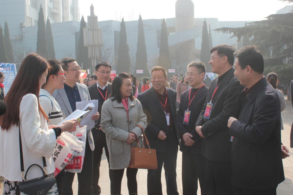 校领导了解公司毕业生就业情况