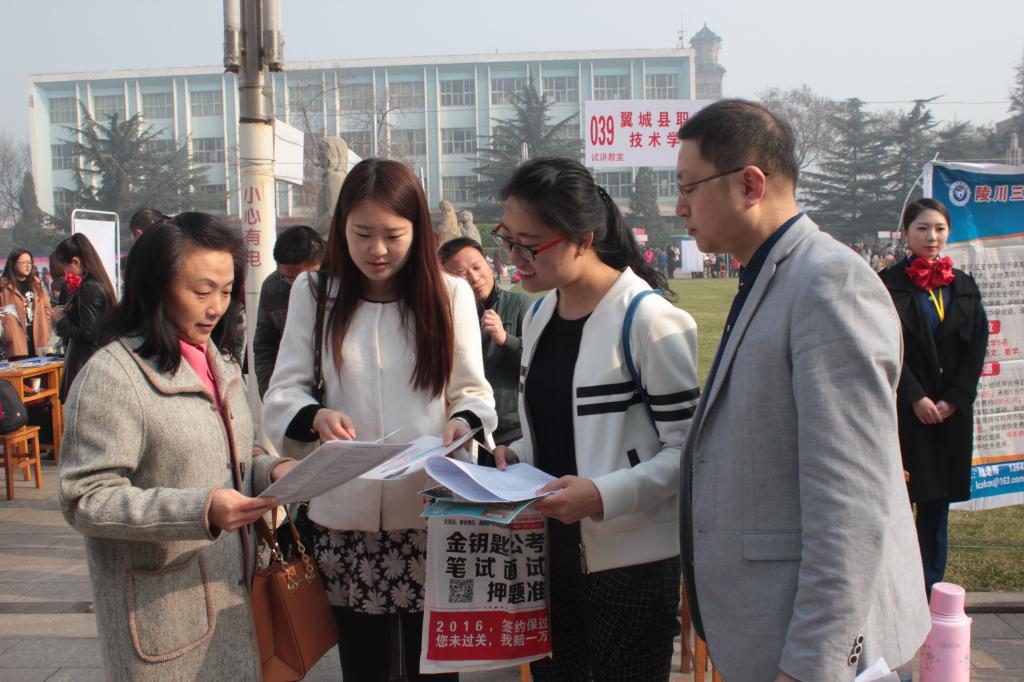 院领导与公司毕业生交谈