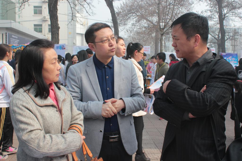 院领导与蓝色港湾创意园区进行交谈