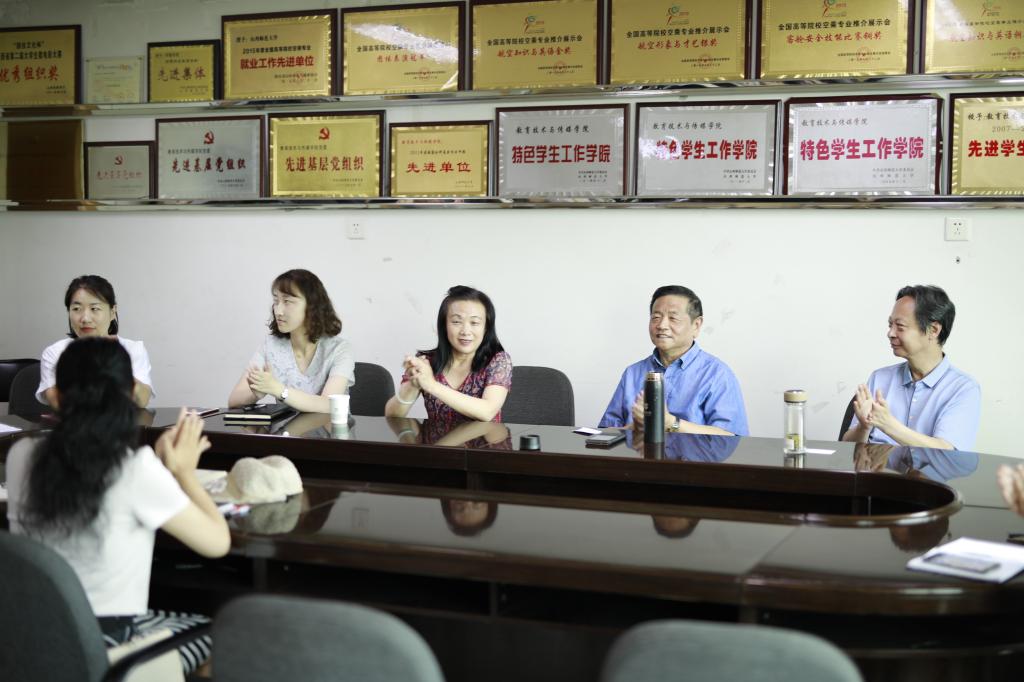 彭吉象教授与师生座谈