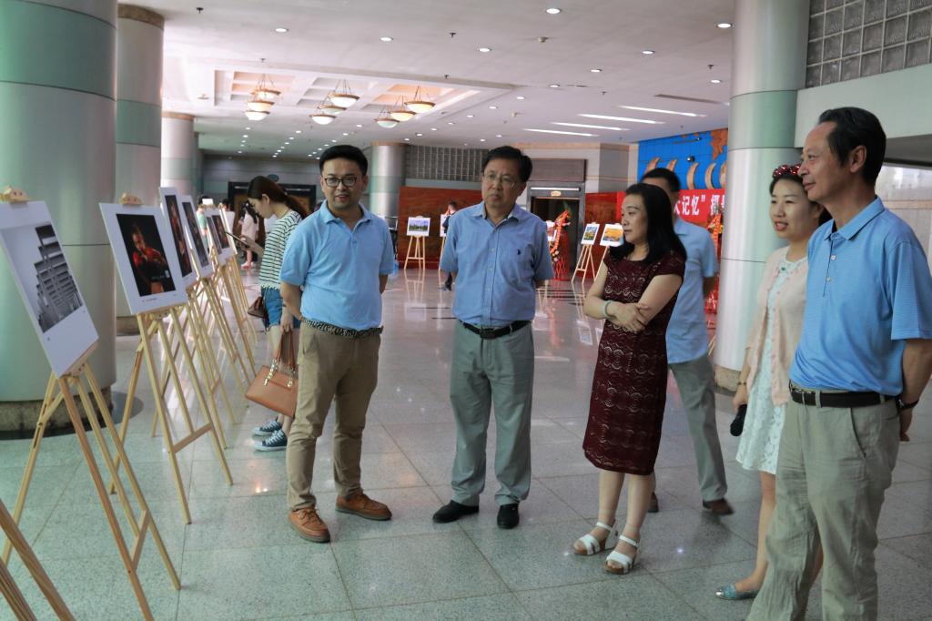 副董事长王云观赏摄影作品
