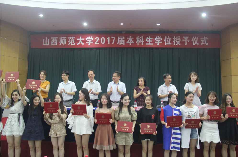 与会领导为毕业生颁发毕业证书