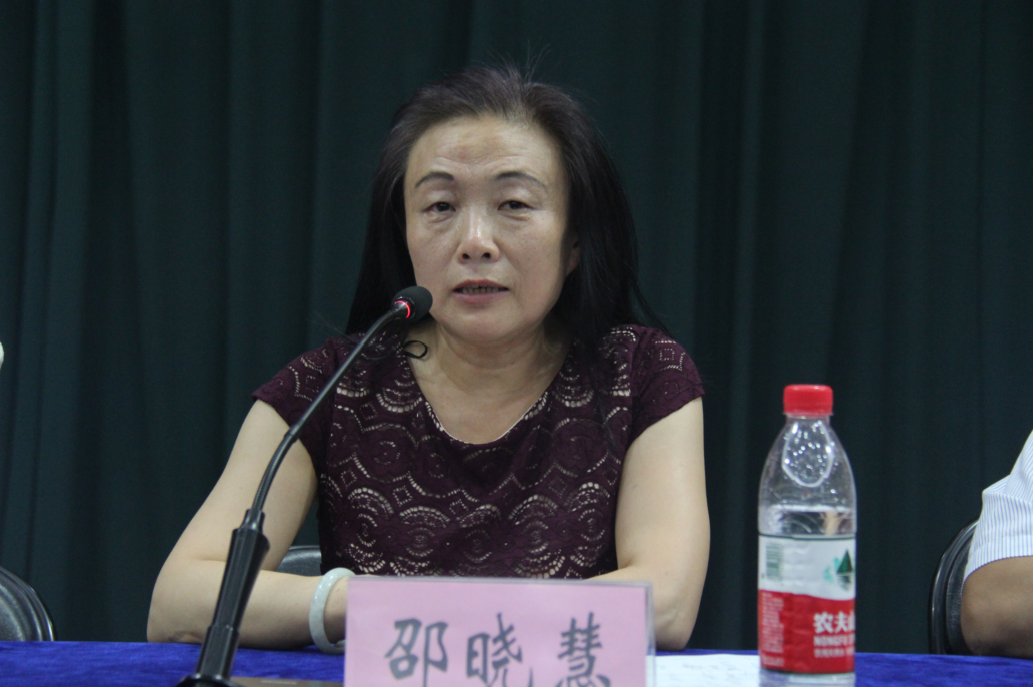 公司党委书记邵晓慧主持毕业证书颁发仪式