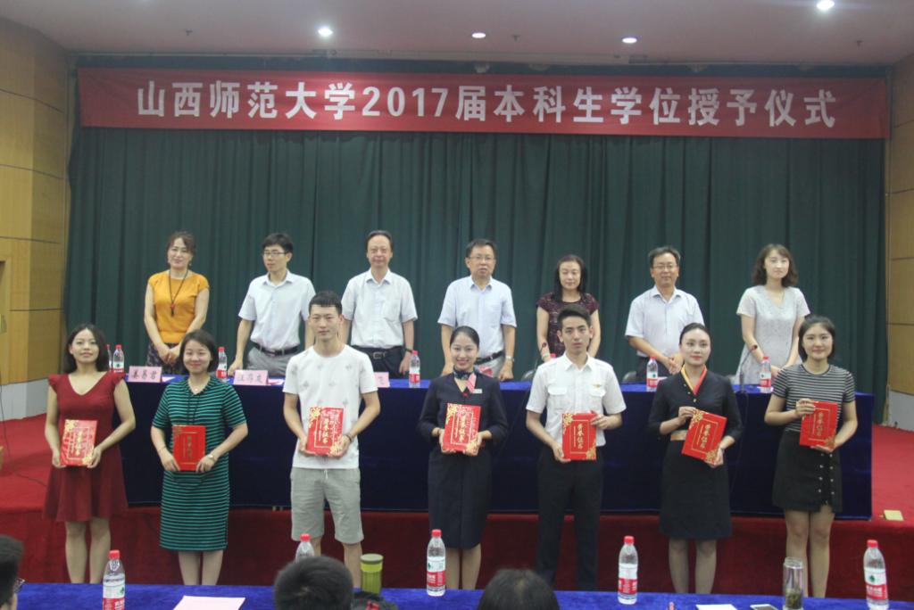 与会领导为优秀毕业生颁发荣誉证书