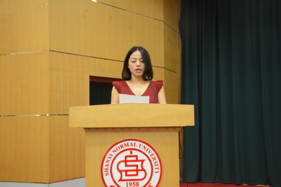 优秀毕业生代表康玲瑞同学发言