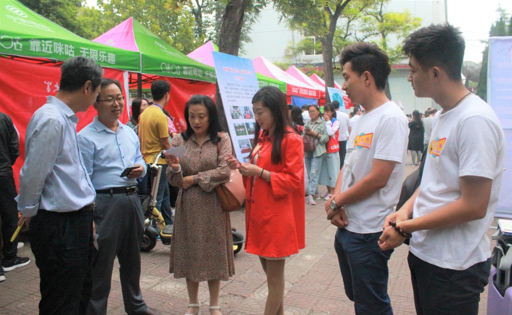 院领导亲临现场指导迎新工作