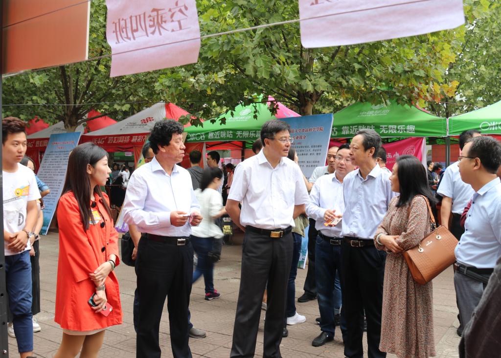 校领导检查公司迎新工作