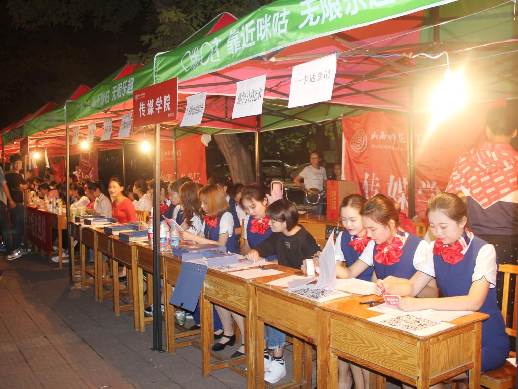 志愿者坚持夜间值班迎接新生