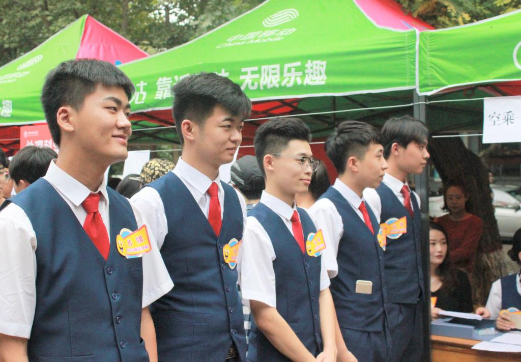 公司志愿者挂牌上岗服务新生