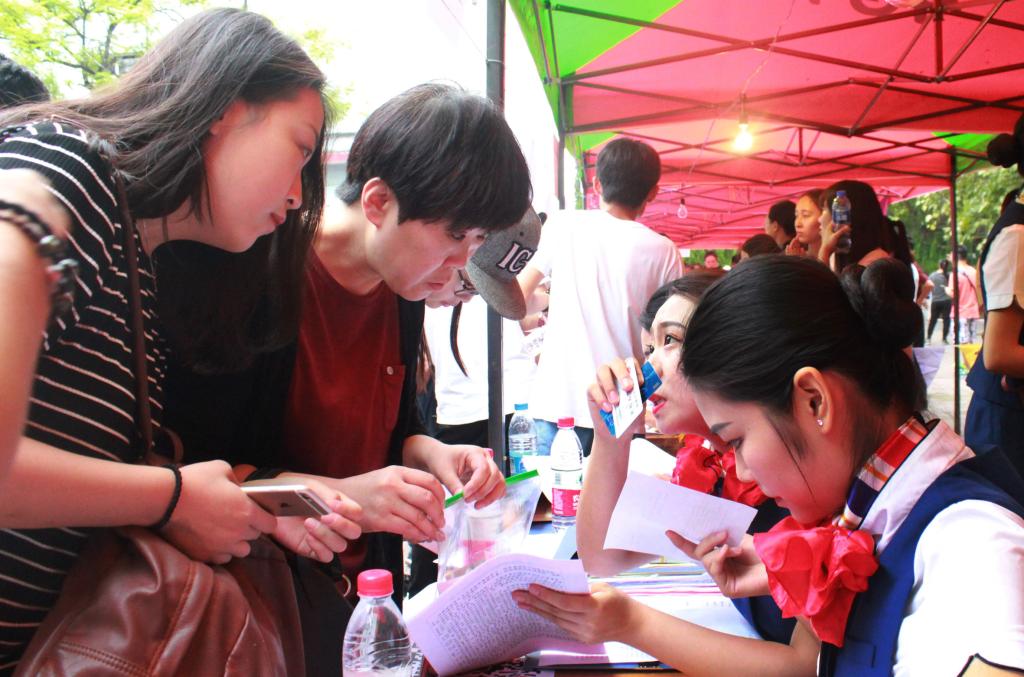 公司志愿者热情接待新生报到