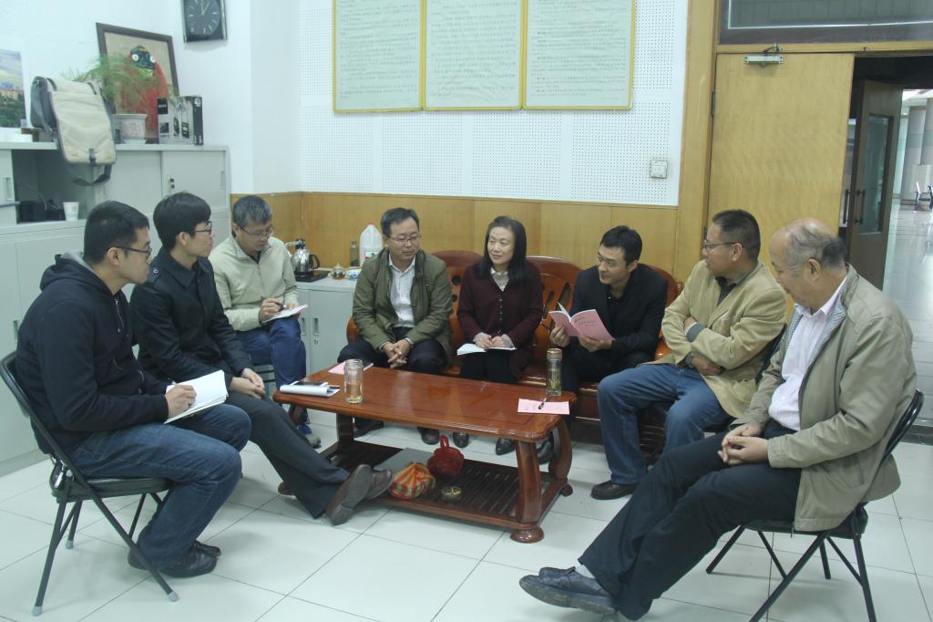 党委中心组成员交流讨论