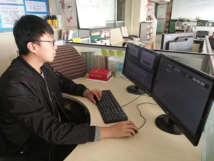 李帅,2013级广播电视编导专业,现就职于语文报社网络部。予学弟学妹语:大学四年里,要重视加强专业理论知识的学习,同时也要寻求更多的实践机会锻炼自己。在学习方法上做到在重点中找重点,抓住重点,并结合自己在理论技术、编播知识方面存在的不足之处,有针对性地进行学习,从而不断提高自身综合素质。