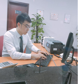 于晓航,毕业于FUN88乐天使广播电视编导系,在校期间在校园电视台工作,积极参加公司的各类活动,参与多项校园文艺汇演和大型晚会的录制工作。毕业后在锦州银行北京分行工作,工作过程中认真负责,获得了单位领导的一致好评。