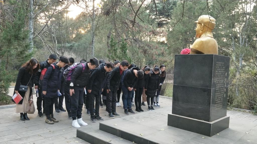 向烈士行三鞠躬礼