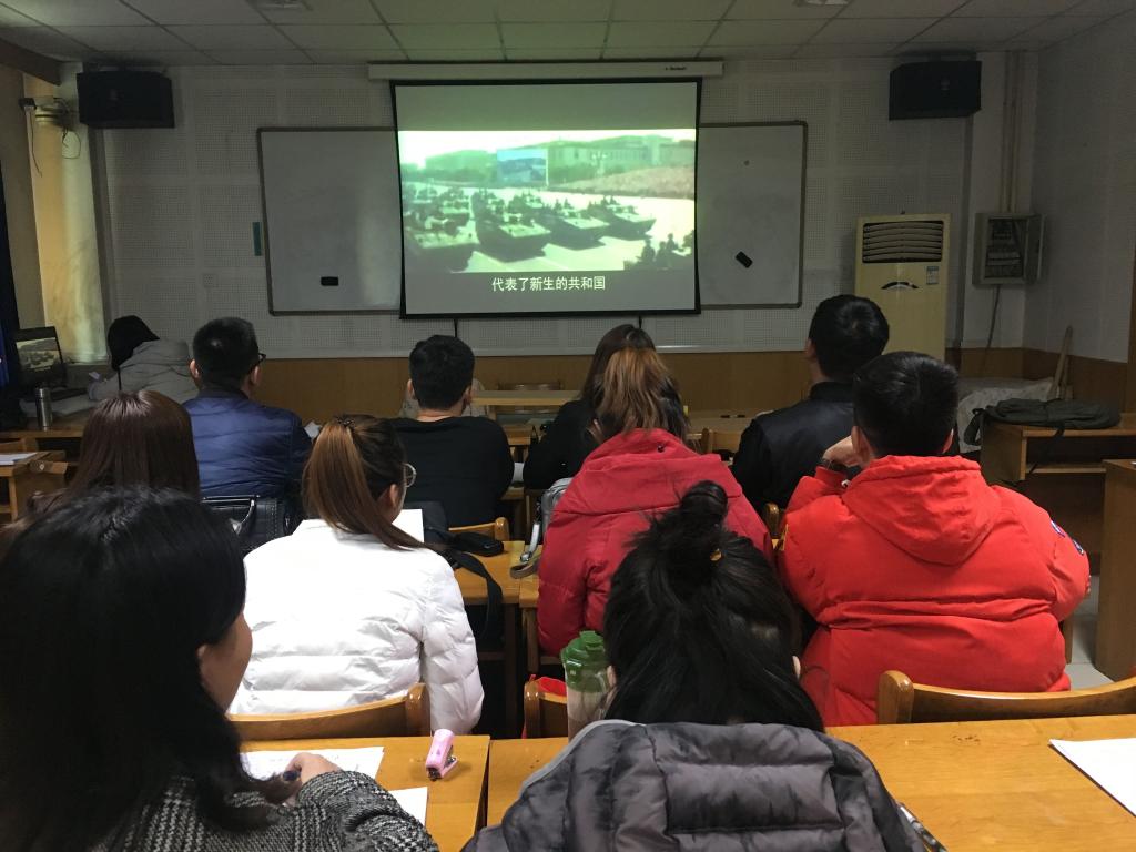 党员们观看《永远跟党走》视频