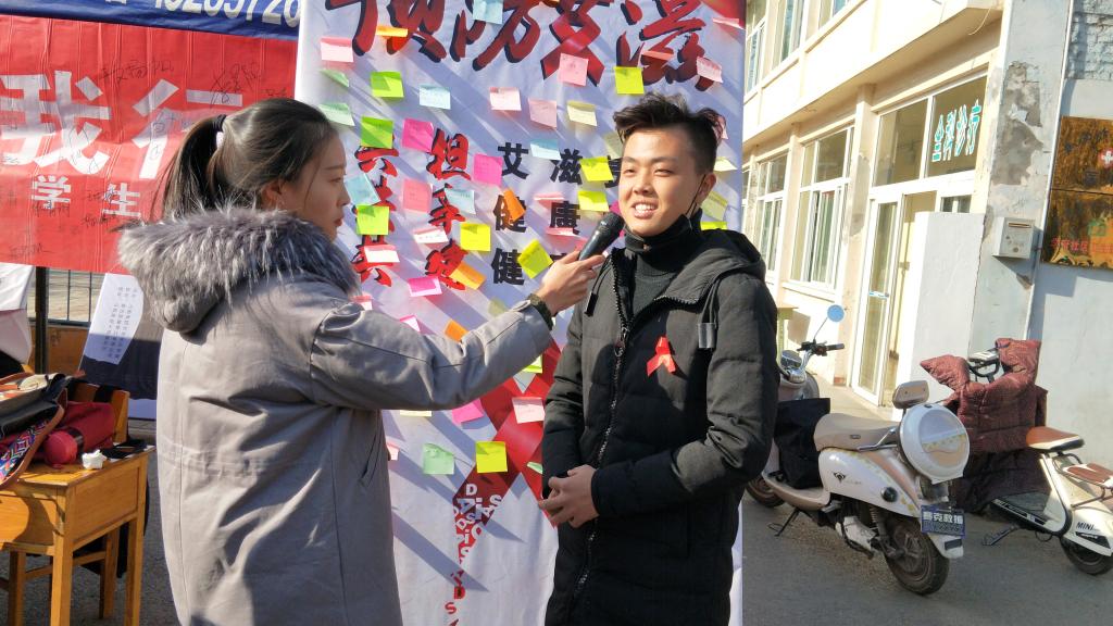 现场采访为艾发声