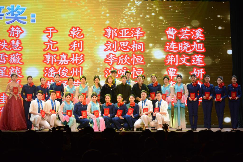 出席晚会领导为荣获三等奖学金的员工颁奖