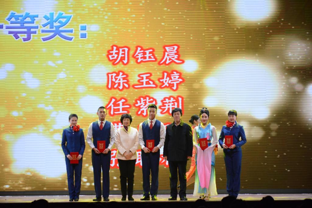 出席领导为荣获一等奖学金的员工颁奖